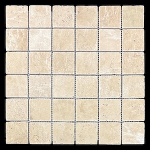 Könnte beinhalten: Ein quadratisches Mosaikfliesenblatt mit 36 einzelnen beigefarbenen Fliesen. Jede Fliese ist ein kleines Quadrat mit leicht strukturierter Oberfläche. Die Fliesen sind in einem Rastermuster angeordnet, mit dünnen grauen Fugenlinien, die sie trennen. Der Hintergrund ist schwarz.