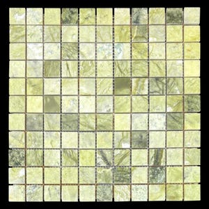 Puede incluir: Una lámina de mosaico cuadrado compuesta por numerosas baldosas cuadradas pequeñas. Las baldosas son principalmente de tonos verdes, con variaciones de tono y veteado, creando una apariencia de piedra natural. Las líneas de lechada son finas y claras.