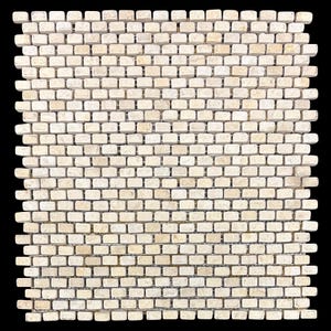 Może przedstawiać: Kwadratowy arkusz płytek mozaikowych złożony z wielu małych, prostokątnych płytek. Płytki są w jasnobeżowym kolorze, ułożone w wzór przypominający cegłę. Linie fug są ciemniejsze, tworząc subtelny kontrast. Ogólny efekt to teksturowana, neutralna powierzchnia.