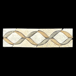 Peut inclure: Bordure de carrelage décorative avec un motif entrelacé. Le motif alterne entre l'or et le gris, sur un fond crème. La tuile rectangulaire convient à diverses applications de design d'intérieur.