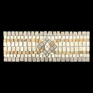 Puede incluir: Una pieza de mosaico rectangular con un diseño geométrico central. El mosaico presenta una variedad de pequeñas baldosas cuadradas en tonos beige, marrón y gris. El diseño central es un patrón en forma de estrella.