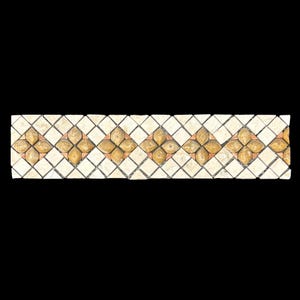 Può includere: Un bordo decorativo con un motivo ripetuto di piastrelle a forma di diamante. Il design incorpora quadrati color crema e motivi floreali a forma di diamante nei toni dell'oro e dell'arancione, creando un mosaico visivamente accattivante.