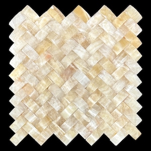 Puede incluir: Patrón de mosaico cuadrado en diseño de espiga. Las baldosas son una mezcla de colores beige claro y crema, con sutiles variaciones de tono. El efecto general es un aspecto natural y texturizado, adecuado para proyectos de diseño de interiores.