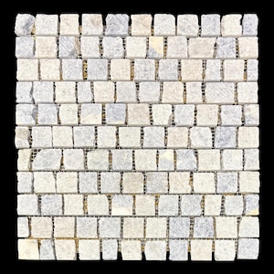Puede incluir: Una lámina de mosaico cuadrada compuesta por pequeñas baldosas de piedra natural de forma irregular. Las baldosas son una mezcla de tonos gris claro, crema y beige, dispuestas en un patrón de cuadrícula. Las baldosas están montadas sobre una malla.