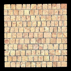 Op de afbeelding: Een vierkante mozaïektegelplaat bestaande uit talrijke kleine, onregelmatig gevormde tegels. De tegels zijn voornamelijk beige en bruin met subtiele kleur- en textuurvariaties, waardoor een natuursteenlook ontstaat. De tegels zijn gemonteerd op een gaasrug.