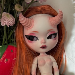 OOAK Demon Ball Jointed Art Doll – aangepaste Blythe-geïnspireerde fantasiepop met rood haar en hoorns – Gothic Horror BJD – handgemaakt verzamelobject