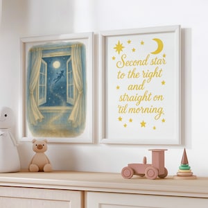 Op de afbeelding: Twee ingelijste kunstdrukken. Eén toont een raamscène met een figuur die naar een maanverlichte hemel vliegt. De andere print heeft de tekst "Second star to the right and straight on 'til morning" in gouden letters, met ster- en maanillustraties.