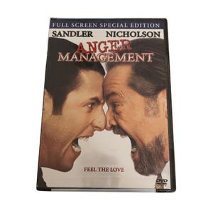 Peut inclure: Un boîtier DVD du film Anger Management, avec l'étiquette Full Screen Special Edition. La couverture montre Adam Sandler et Jack Nicholson face à face, la bouche ouverte, avec le texte Sandler, Nicholson, Anger Management et Feel The Love.