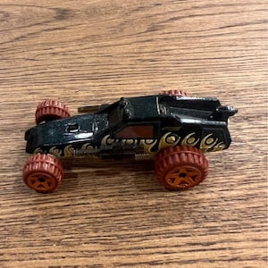 Vintage 1982 Mattel Hot Wheels Black & Gold Flame Car With Red Wheels