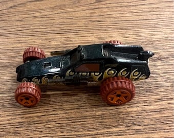 Vintage Mattel Hot Wheels zwart-gouden vlammende auto uit 1982 met rode wielen