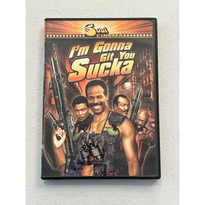 Op de afbeelding: DVD-hoes voor de film "I'm Gonna Git You Sucka" met een groep mannen met wapens. De titel staat in grote, vette, oranje en gele letters. Het Soul Cinema-logo staat bovenaan.