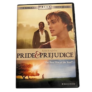 以下が含まれることがあります： キーラ・ナイトレイ主演の映画「プライドと偏見」のDVD。カバーアートは、野原にいる2人の人物と、大きく表示されたタイトルが特徴です。DVDケースは黒色です。
