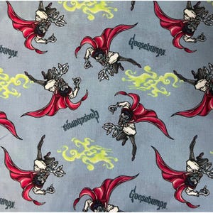 Może przedstawiać: Powtarzający się wzór z postacią z kreskówki wampira z czerwonym płaszczem i szponiastymi dłońmi, na jasnoniebieskim tle. Słowo "Goosebumps" jest również widoczne w projekcie, wraz z żółtymi i zielonymi kształtami przypominającymi dym.