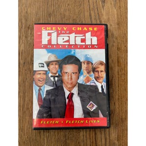 Könnte beinhalten: DVD-Hülle The Fletch Collection mit Chevy Chase in verschiedenen Verkleidungen. Das Cover zeigt den Titel in weißer Schrift auf rotem Grund sowie Bilder des Schauspielers mit weißem Bauhelm, Cowboyhut und einer blauen OP-Haube.