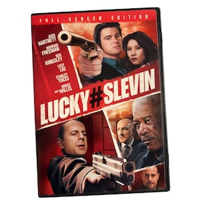 Peut inclure: Boîtier DVD du film "Lucky Number Slevin" avec Josh Hartnett, Morgan Freeman, Ben Kingsley, Lucy Liu, Stanley Tucci et Bruce Willis. La couverture est principalement rouge avec des images des acteurs et le titre du film.