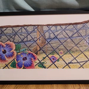 Könnte beinhalten: Eine gerahmte Zeichnung eines Zauns mit lila und orangefarbenen Blumen im Vordergrund und einem grauen Tier im Hintergrund.