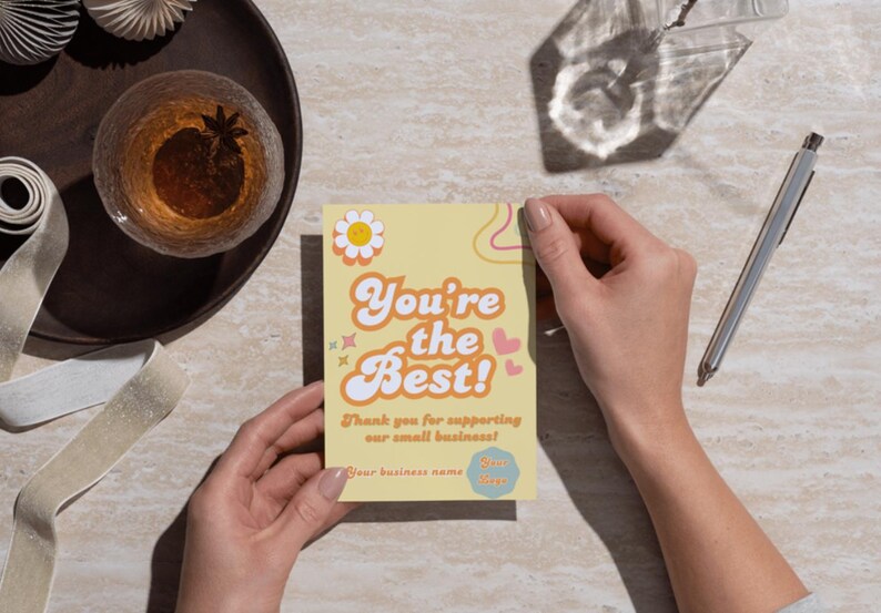 Puede incluir: Una tarjeta amarilla con un dise&ntilde;o retro que dice "You're the Best!" y "Thank you for supporting our small business!"