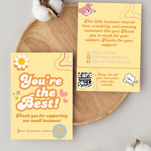 Puede incluir: Una tarjeta de agradecimiento amarilla y naranja con el texto "You're the Best!" y "Thank you for supporting our small business!"  La tarjeta tambi&eacute;n incluye una margarita, estrellas y corazones. La parte inferior de la tarjeta dice "Your business name" y "Your Logo".