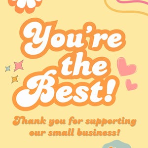 Puede incluir: Un fondo amarillo con una margarita retro y corazones. El texto dice "You're the Best! Thank you for supporting our small business!" con un espacio para el nombre de tu negocio y tu logotipo.