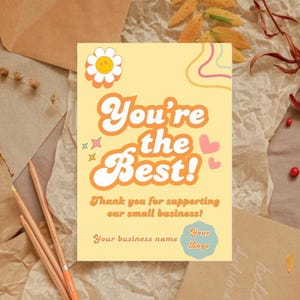 Puede incluir: Una tarjeta de agradecimiento amarilla con un dise&ntilde;o retro. La tarjeta dice "You're the Best!" y "Thank you for supporting our small business!" Tambi&eacute;n tiene espacio para un nombre de empresa y un logotipo.