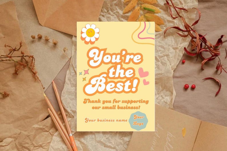 Puede incluir: Una tarjeta de agradecimiento amarilla con un dise&ntilde;o retro. La tarjeta dice "You're the Best!" y "Thank you for supporting our small business!" Tambi&eacute;n tiene espacio para un nombre de empresa y un logotipo.