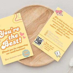 Puede incluir: Una tarjeta de agradecimiento amarilla con un dise&ntilde;o retro que presenta el texto "You're the Best!" y el mensaje "Thank you for supporting our small business!" La tarjeta tambi&eacute;n incluye un espacio para el nombre de la empresa y el logotipo. La parte posterior de la tarjeta tiene un c&oacute;digo QR y el texto "This little business runs on love, creativity, and amazing customers like you! Thank you so much for your support. Thanks for your support!"