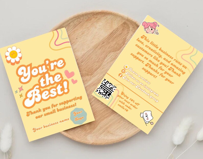 Puede incluir: Una tarjeta de agradecimiento amarilla con un dise&ntilde;o retro que presenta el texto "You're the Best!" y el mensaje "Thank you for supporting our small business!" La tarjeta tambi&eacute;n incluye un espacio para el nombre de la empresa y el logotipo. La parte posterior de la tarjeta tiene un c&oacute;digo QR y el texto "This little business runs on love, creativity, and amazing customers like you! Thank you so much for your support. Thanks for your support!"