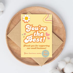 Puede incluir: Una tarjeta de agradecimiento amarilla con un dise&ntilde;o retro. La tarjeta dice "You're the Best!" y "Thank you for supporting our small business!" con un espacio para un nombre de empresa y un logotipo.