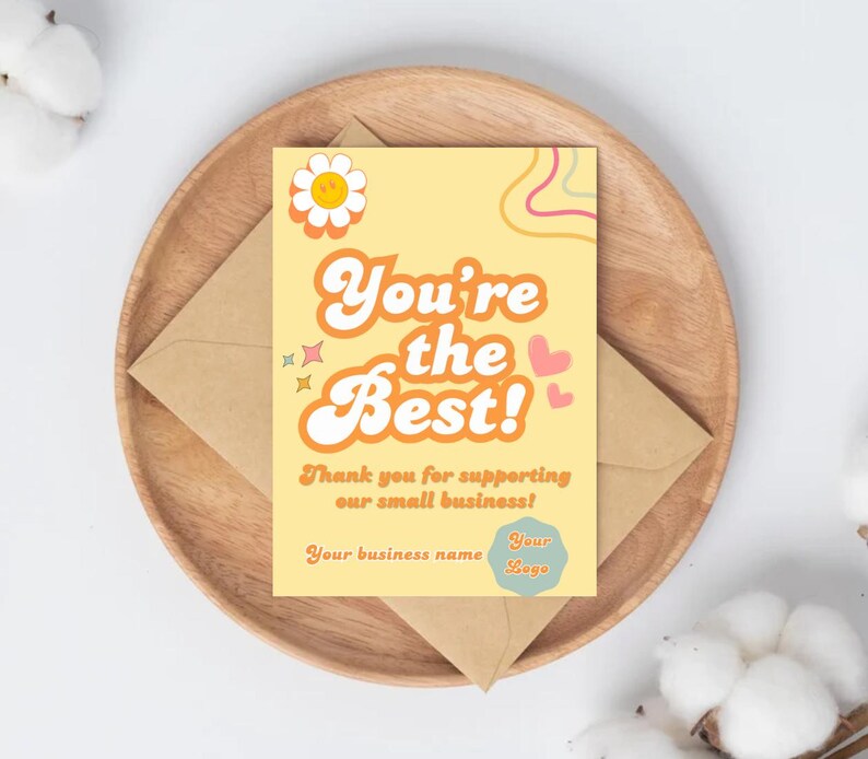 Puede incluir: Una tarjeta de agradecimiento amarilla con un dise&ntilde;o retro. La tarjeta dice "You're the Best!" y "Thank you for supporting our small business!" con un espacio para un nombre de empresa y un logotipo.