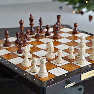 Juego de ajedrez magnético de madera personalizado – Tablero de ajedrez de viaje con grabado personalizado – Regalo hecho a mano para él, tamaño torneo