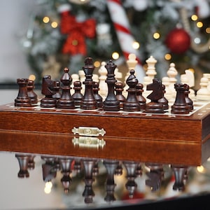 Juego de ajedrez magnético de madera personalizado – Tablero de ajedrez de viaje con grabado personalizado – Regalo hecho a mano para él, tamaño torneo