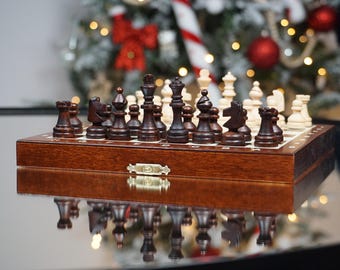 Personalisiertes magnetisches Schachset aus Holz - individuell graviertes Reiseschachbrett - handgemachtes Geschenk für ihn, Turniergröße