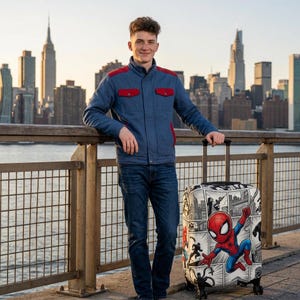Copertura per valigia a tema Spider-Man - Protezione per valigia con supereroi Marvel - Regalo da viaggio Chibi Spidey - Regalo per chi viaggia con Disney Cruise Fish Extender