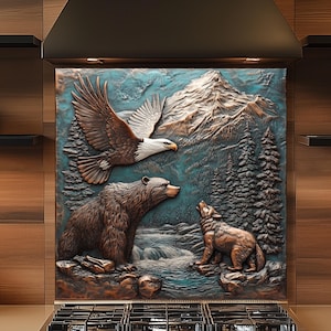 Puede incluir: Un protector de salpicaduras de metal de tono cobre con un diseño 3D de un águila calva, un oso y un lobo en un entorno de montaña. El protector de salpicaduras está instalado sobre una estufa de gas negra.