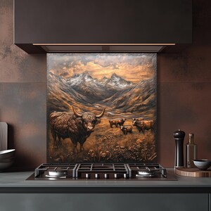 Puede incluir: Un protector contra salpicaduras de cocina decorativo con una pintura detallada de una vaca de las Tierras Altas en un paisaje monta&ntilde;oso. La obra de arte representa una manada de vacas marrones en un campo con un tel&oacute;n de fondo de monta&ntilde;as nevadas y un cielo al atardecer.