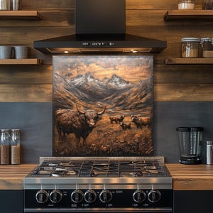 Puede incluir: Panel decorativo para cocina con una pintura de una vaca de las Tierras Altas en un paisaje monta&ntilde;oso. La obra de arte es predominantemente marr&oacute;n y naranja, con una representaci&oacute;n detallada del animal y su entorno. El panel est&aacute; instalado sobre una cocina de gas de acero inoxidable.