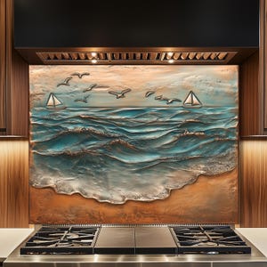 Puede incluir: Un protector contra salpicaduras de cocina decorativo con una escena costera. La obra de arte representa olas oceánicas en tonos azules y blancos, una playa de arena, veleros y gaviotas. El protector contra salpicaduras está instalado sobre una cocina de gas de acero inoxidable.
