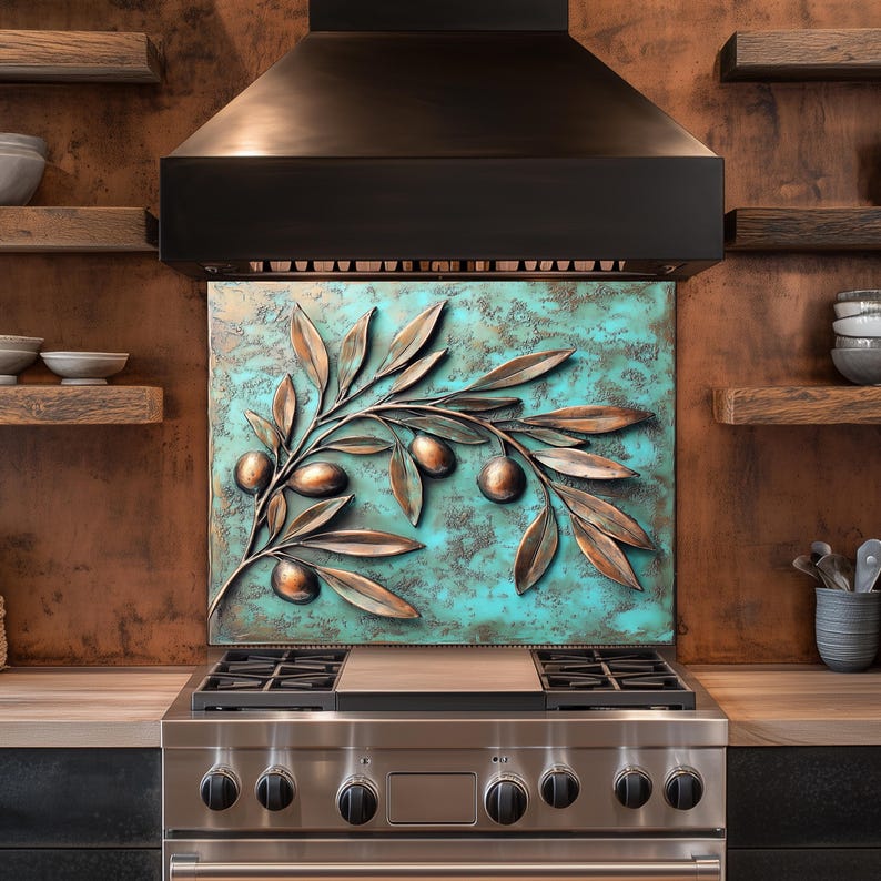 Pu&ograve; includere: Scultura di un ramo d'ulivo in bronzo con olive e foglie, montata su uno sfondo turchese. L'opera d'arte &egrave; posta sopra un piano cottura a gas in acciaio inossidabile in una cucina. La cucina presenta pareti color rame e mensole in legno.