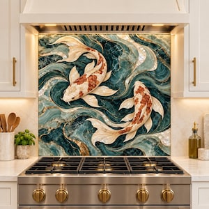 Puede incluir: Un panel decorativo para salpicadero de cocina que muestra dos peces koi con escamas blancas y naranjas nadando entre aguas con patrones de mármol en tonos verde azulado profundo y dorado. La obra está detrás de una cocina de gas.