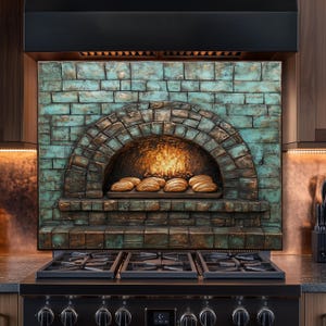 Puede incluir: Una cocina con una placa para horno de ladrillo hecha a medida. El horno presenta una arcada de ladrillo con fuego en su interior y una bandeja de pan horneado. La placa tiene una combinaci&oacute;n de colores turquesa y marr&oacute;n. La cocina tiene una encimera negra con varios quemadores.