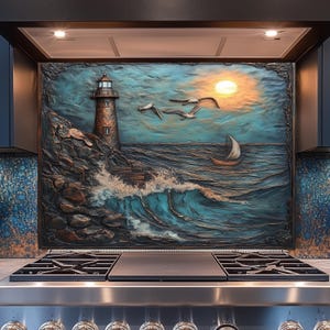Puede incluir: Una obra de arte texturizada que representa una escena costera con un faro, gaviotas y un velero. La obra de arte utiliza azules, verdes y amarillos, con un sol poniéndose sobre el océano. La obra de arte está montada sobre una estufa de acero inoxidable.