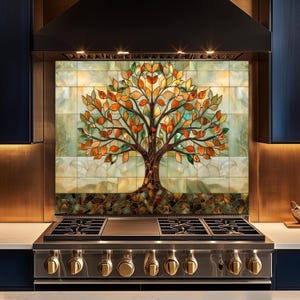 Puede incluir: Salpicadero de cocina de vidrieras con diseño de árbol. El árbol tiene un tronco marrón y hojas en tonos naranja, verde y amarillo. Instalado sobre una cocina de gas de acero inoxidable con mandos dorados.