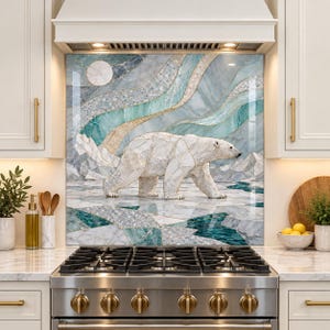 Puede incluir: Un salpicadero de cocina con una ilustración estilo mosaico de un oso polar blanco caminando sobre un paisaje helado. El fondo muestra patrones geométricos abstractos en azul hielo y verde azulado con una luna blanca circular.
