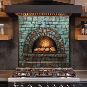 Puede incluir: Un protector contra salpicaduras de cocina decorativo con un dise&ntilde;o de horno de ladrillo en tonos turquesa y marr&oacute;n. El interior del horno muestra un fuego con hogazas de pan en una bandeja de madera. La imagen incluye una estufa de gas y estantes de madera.