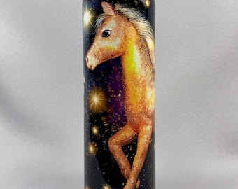 Bicchiere glitterato con pony dorato e sfondo nero stellato