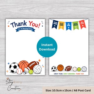 Può includere: Due cartoline rettangolari a tema sportivo. La carta a sinistra riporta la scritta Thank You! For an Amazing Season con illustrazioni di un pallone da calcio, basket, football, volano e pallina da tennis. La destra presenta gagliardetti colorati.