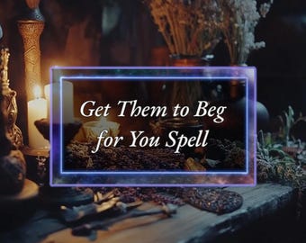 Può includere: Un cartello al neon con un bagliore viola e blu recita "Get Them to Beg for You Spell" su uno sfondo di candele, erbe e altri oggetti magici.
