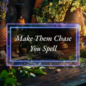Pu&ograve; includere: Un tavolo di legno scuro con varie erbe, candele e altri oggetti magici. Il testo "Make Them Chase You Spell" &egrave; scritto in una cornice blu incandescente.