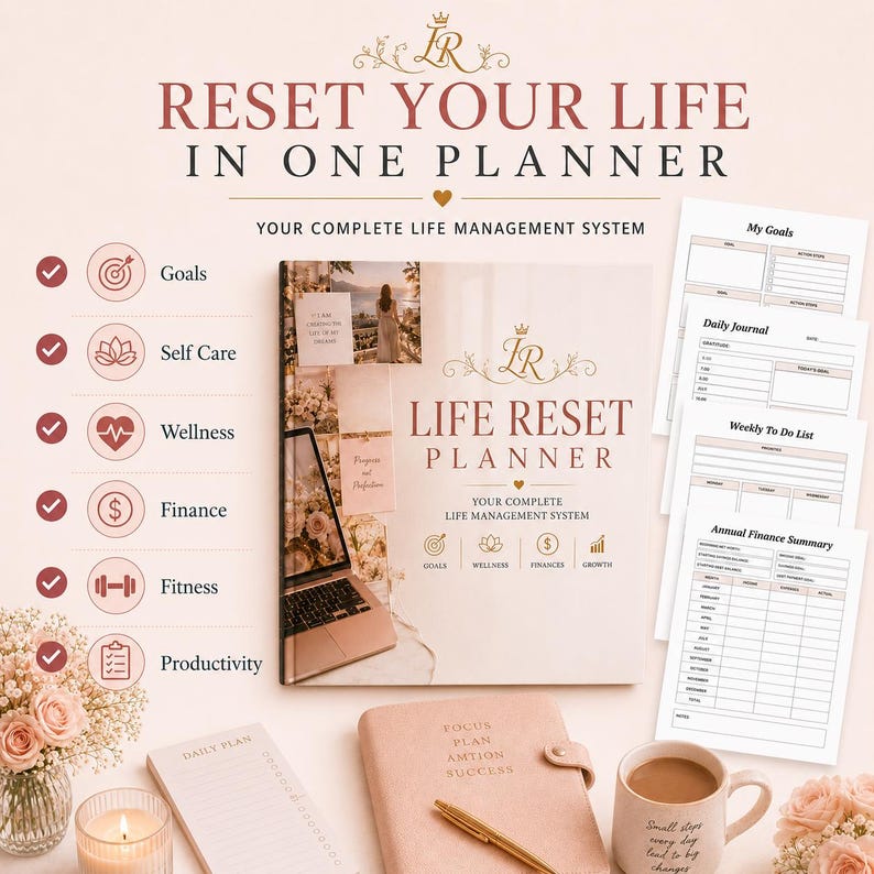 K&ouml;nnte beinhalten: Ein Life Reset Planer mit cremefarbenem Einband, dem Text 'LIFE RESET PLANNER' und einem Laptop-Bild. Enth&auml;lt Layouts f&uuml;r Ziele, Tageb&uuml;cher, Aufgabenlisten und Finanz&uuml;bersichten sowie ein rosafarbenes Notizbuch und eine Tasse.