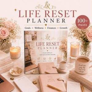K&ouml;nnte beinhalten: Ein Life Reset Planer mit einem zartrosa Einband, der den Text 'LIFE RESET PLANNER' und 'YOUR COMPLETE LIFE MANAGEMENT SYSTEM' tr&auml;gt. Der Planer enth&auml;lt Abschnitte f&uuml;r Ziele, Wellness, Finanzen und Wachstum und umfasst &uuml;ber 100 Seiten.